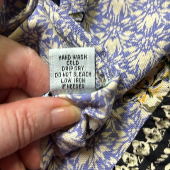 Nostalgia Floral Sleeveless Blouse - Picture 5 of 5